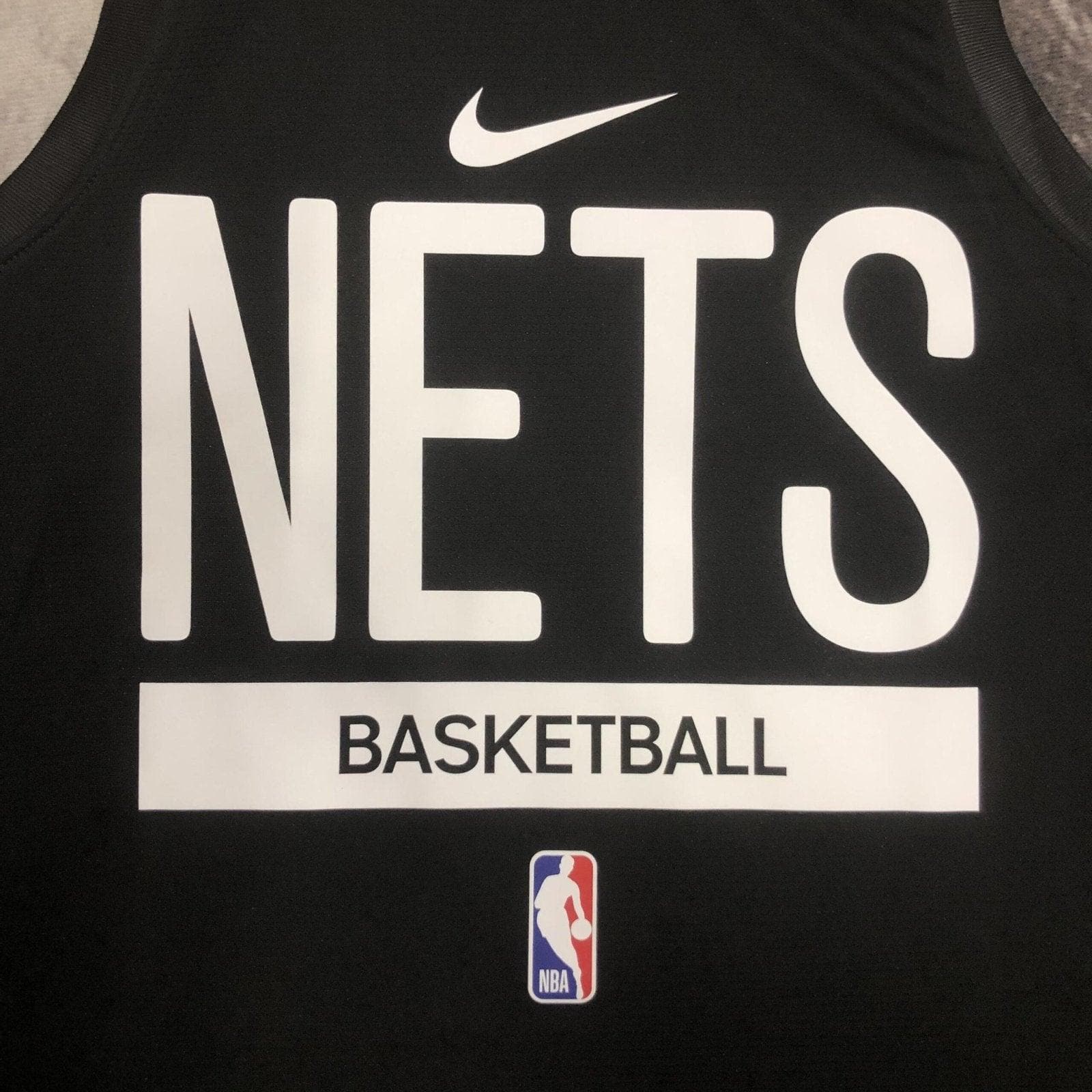 Colete de treinamento de jogador preto do Nets da temporada 23