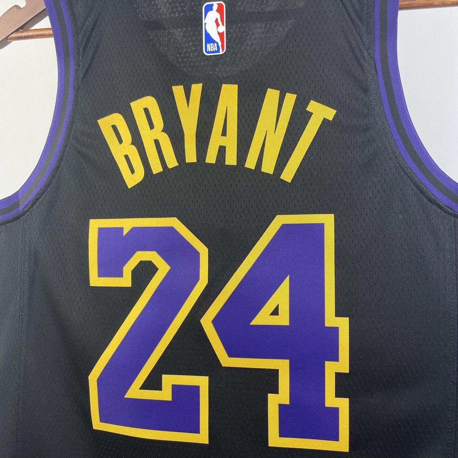 Kobe Bryant nº 24 City Edition do Lakers na temporada 24